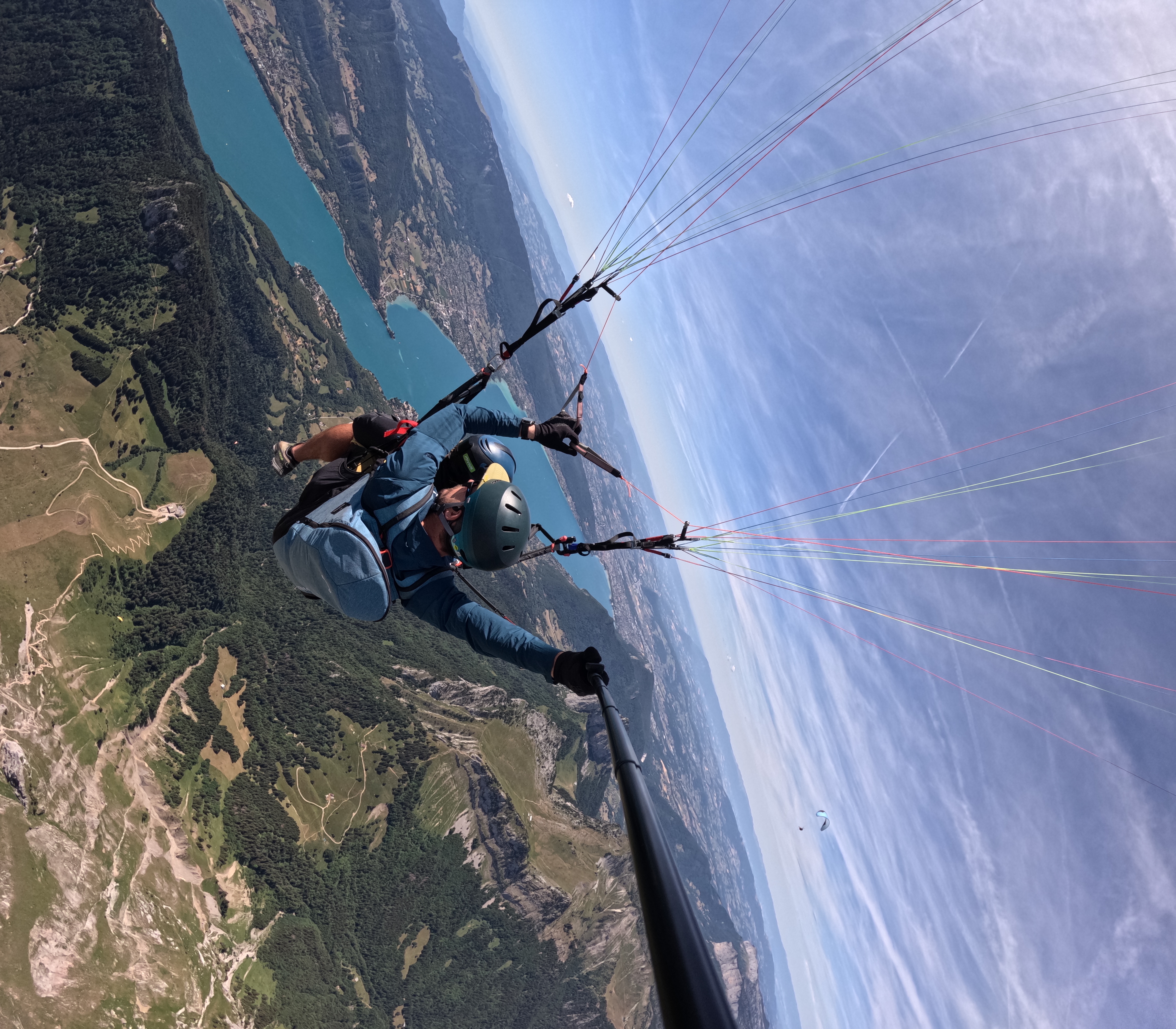 Moniteur de parapente en vol au-dessus du lac d’Annecy, en Haute-Savoie