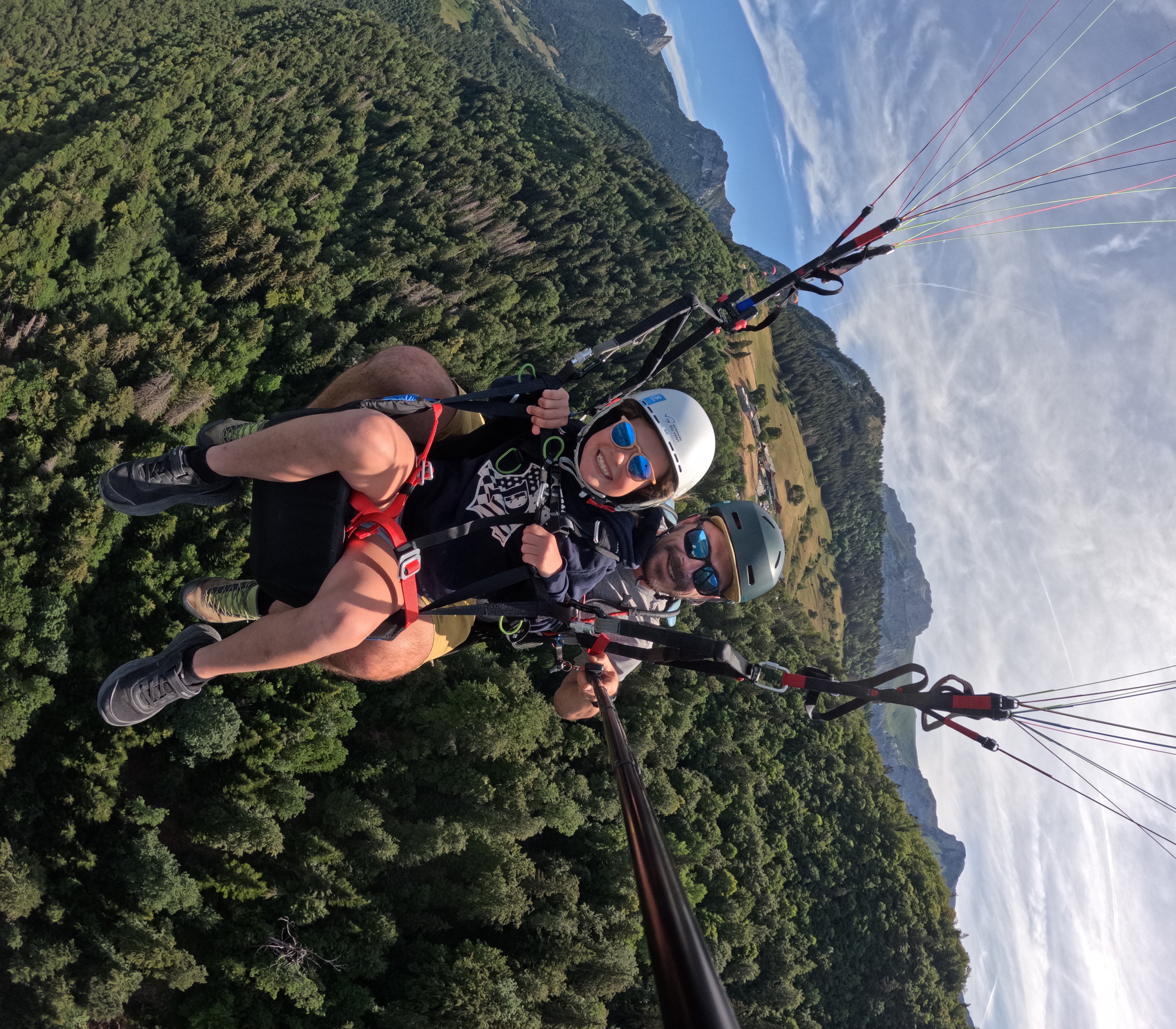 Enfant découvrant le parapente lors d’un vol biplace