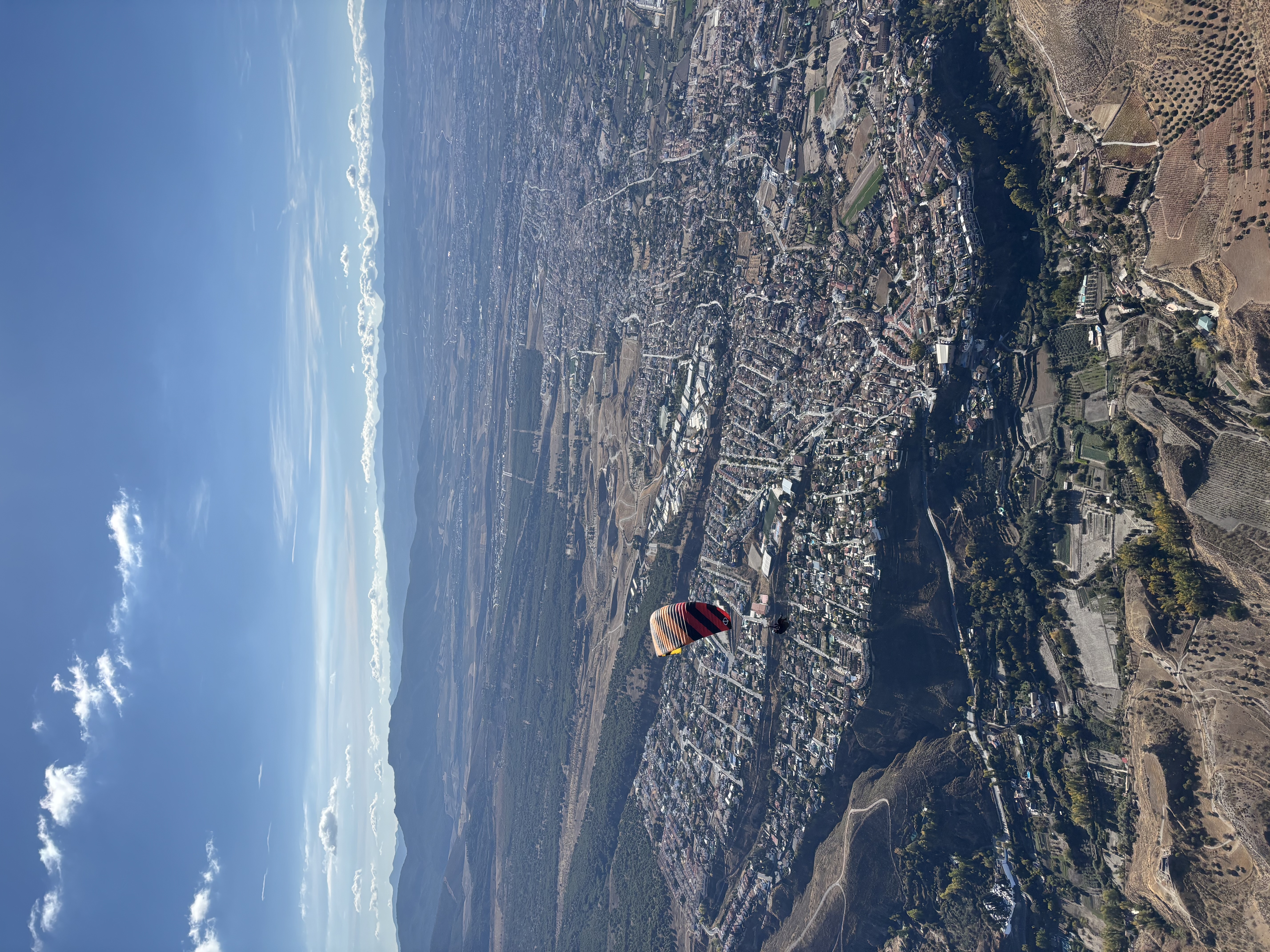 Parapente en vol au-dessus de Grenade depuis le site de Cenes de la Vega