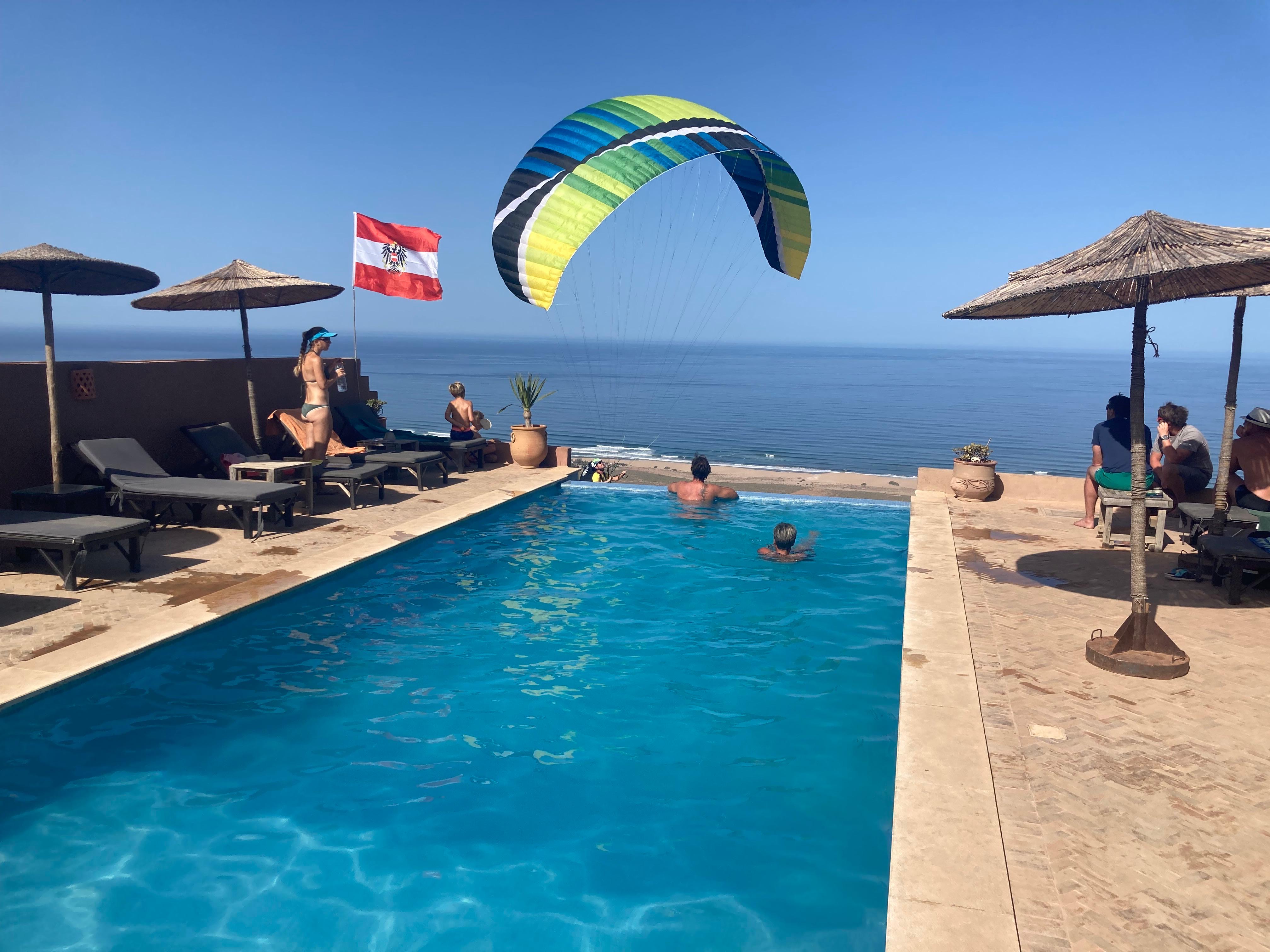 Pilotes profitant de la piscine avec vue sur l’océan, entre deux vols pendant le séjour au Maroc