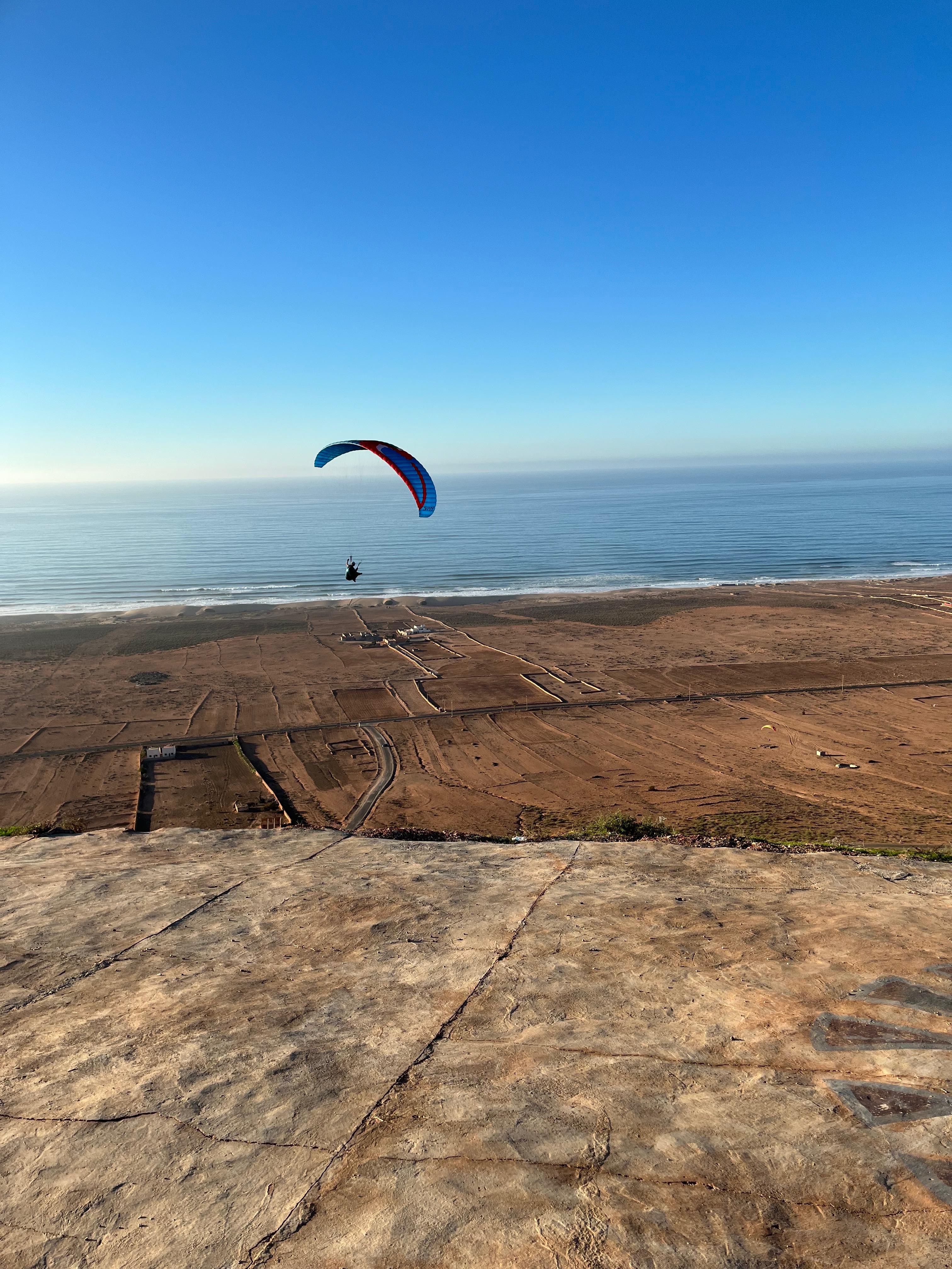Parapente en vol au-dessus de la côte Atlantique marocaine, près de Mirleft