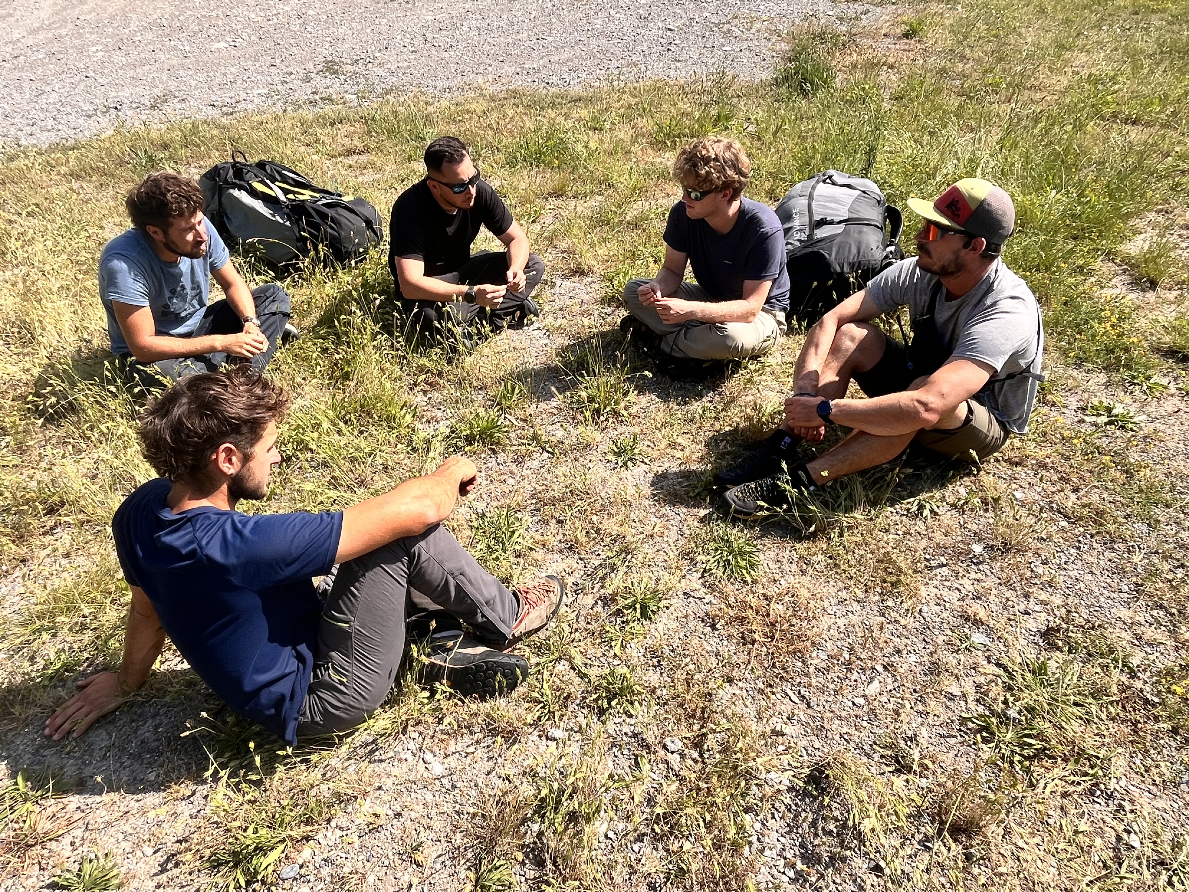 Groupe de pilotes en briefing lors d’un stage de parapente en Haute-Savoie