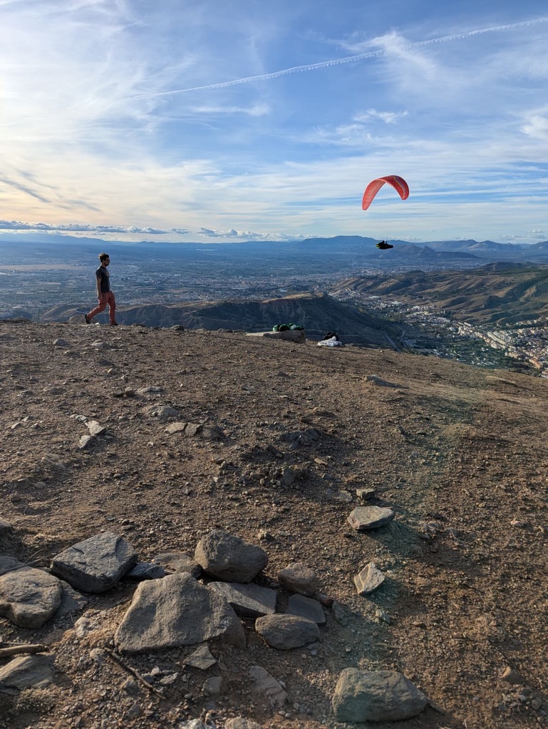 Moment partagé au décollage lors d’un stage voyage parapente