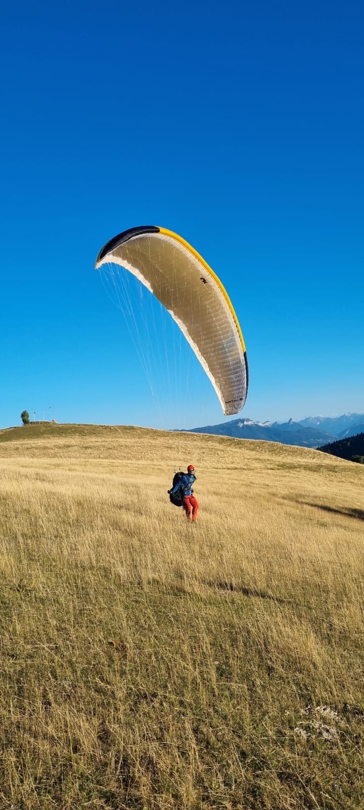 Décollage en parapente lors d’un voyage de progression