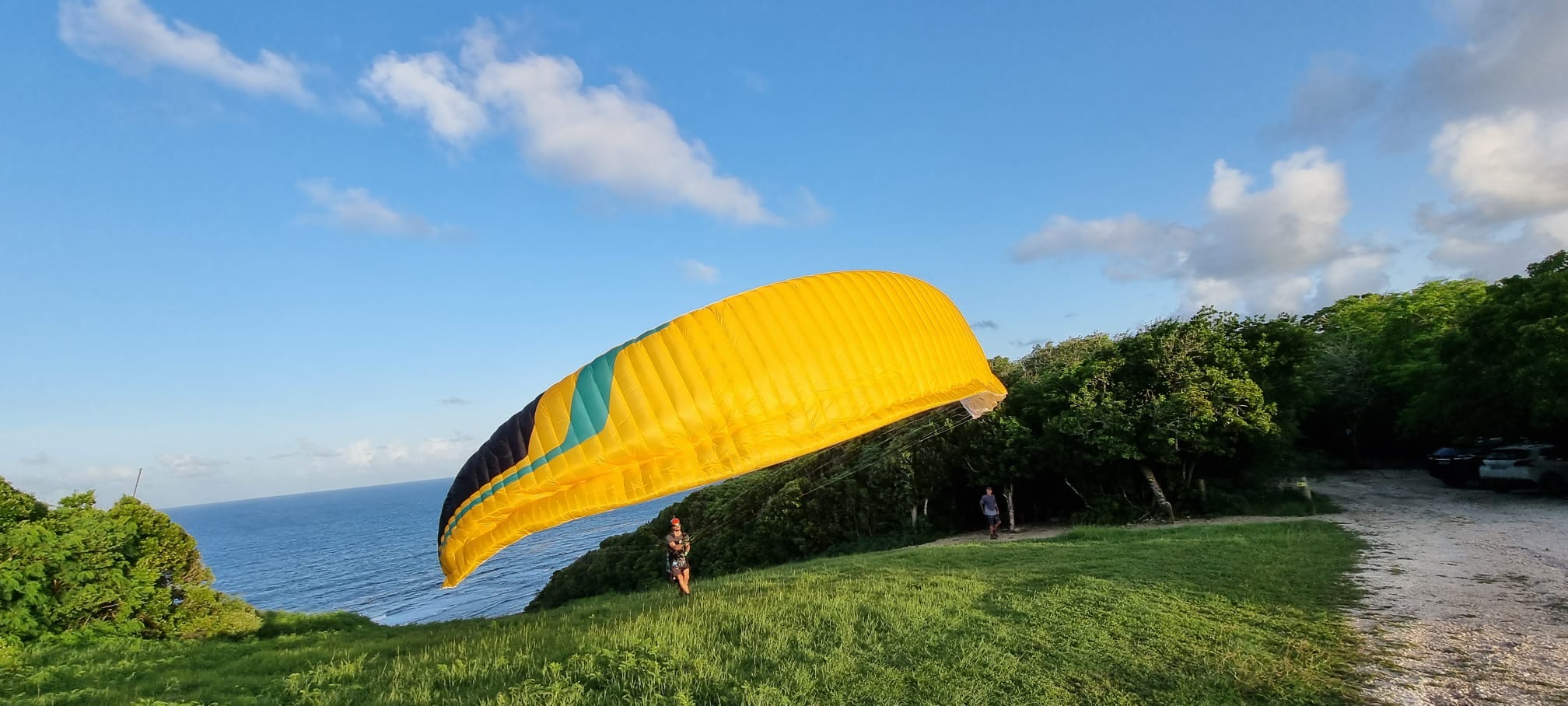 Décollage en parapente face à la mer lors d’un voyage de progression