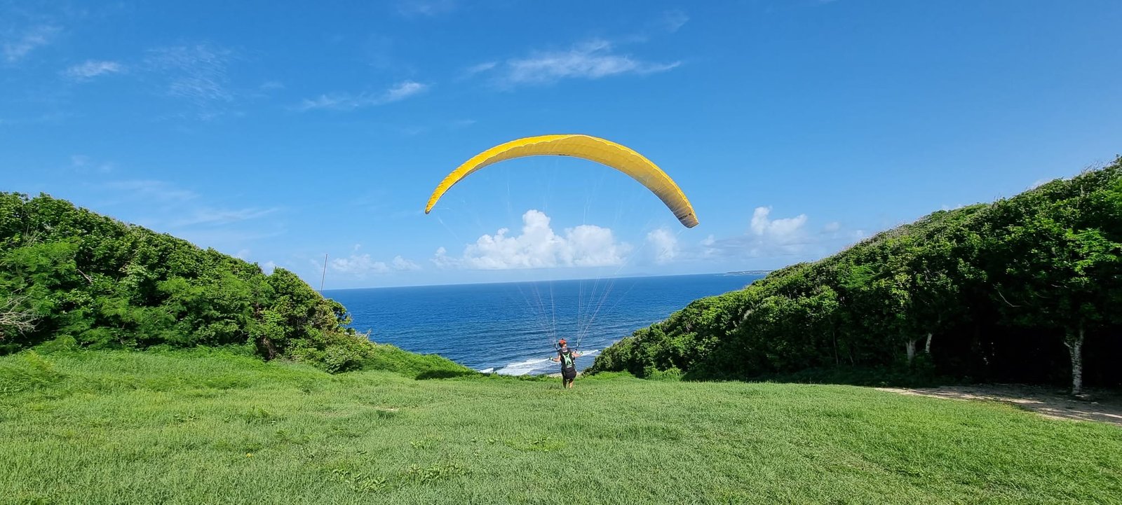 Pilote en voyage parapente sur un site de vol à l’étranger