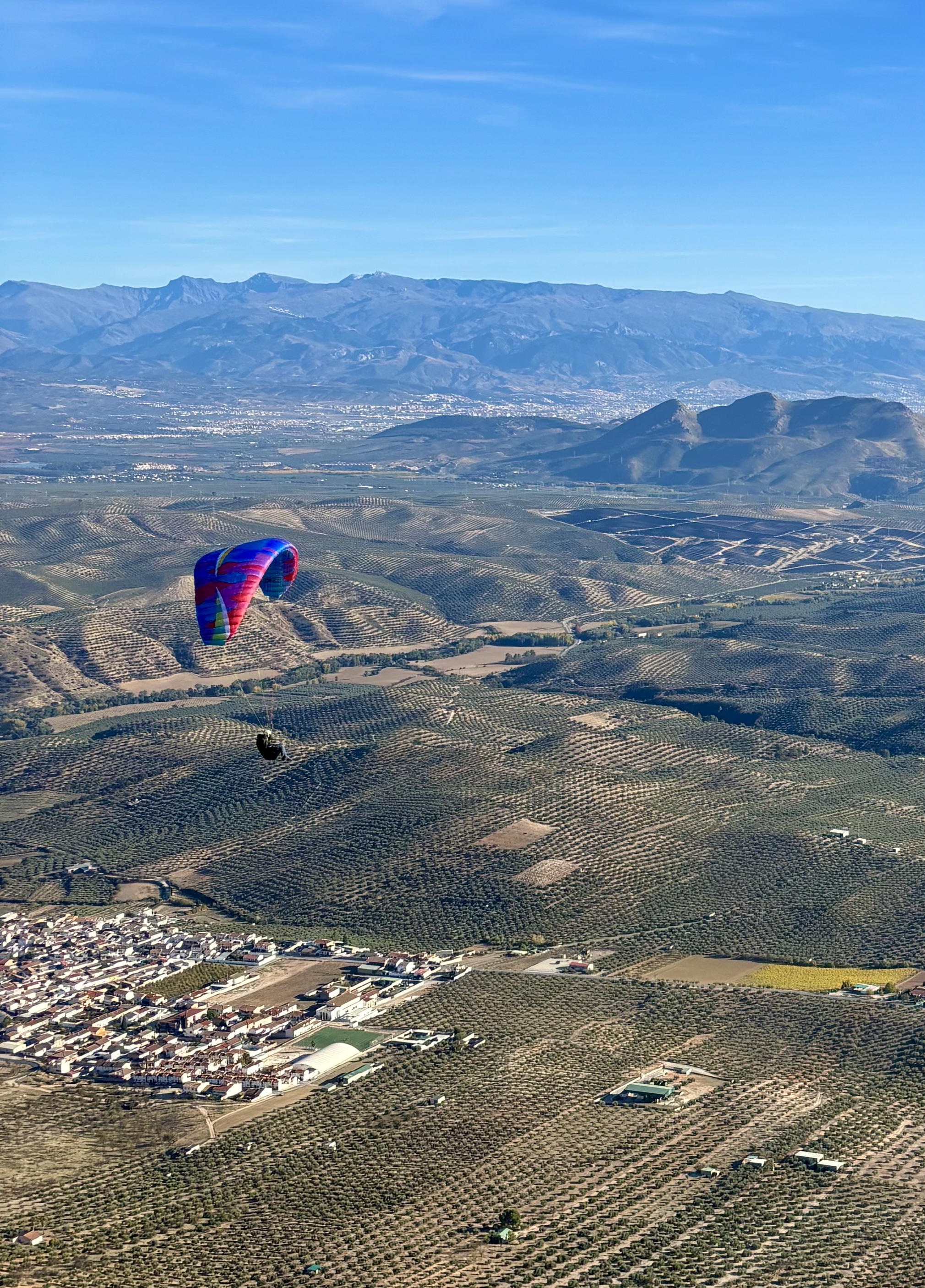 Pilote en vol au-dessus d’un paysage découvert pendant un stage voyage