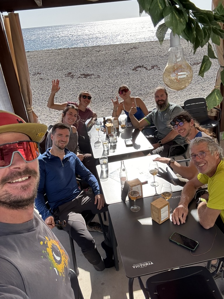 Groupe de pilotes partageant un repas pendant un stage parapente